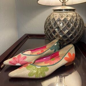 Pointed toe flower flats